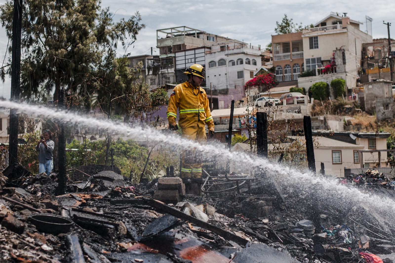 Fuerte incendio consume casa y dos carros particulares: Tijuana