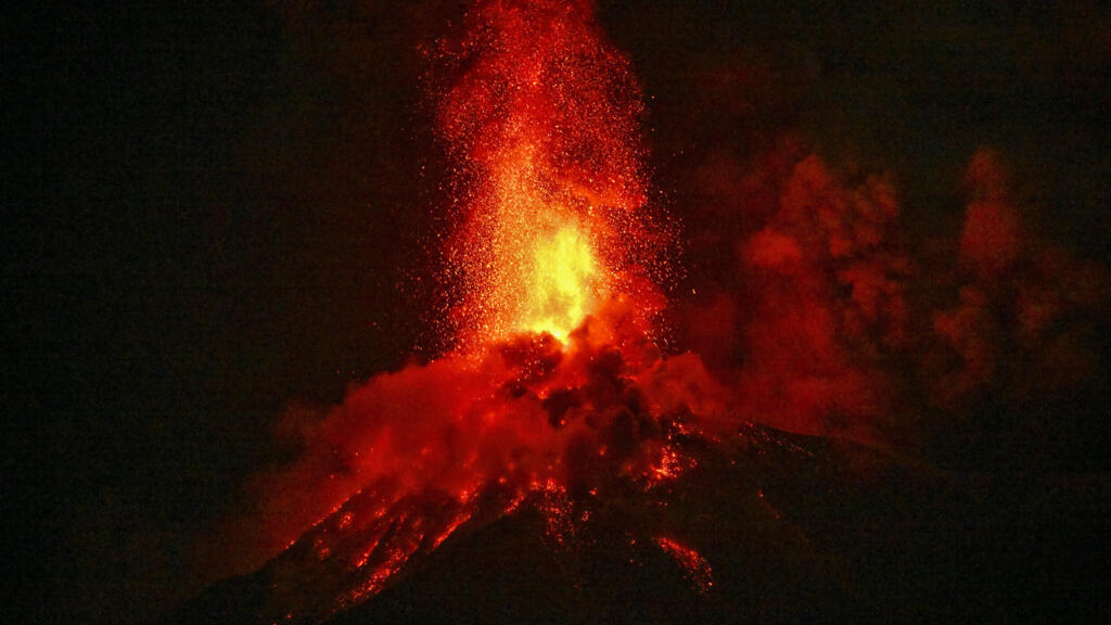 Volcán de Fuego entra en erupción y evacúan comunidades en Guatemala