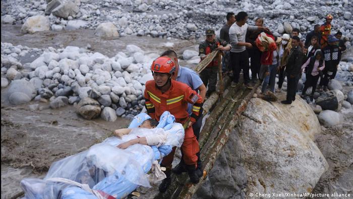 Deja sismo casi 50 muertos en China