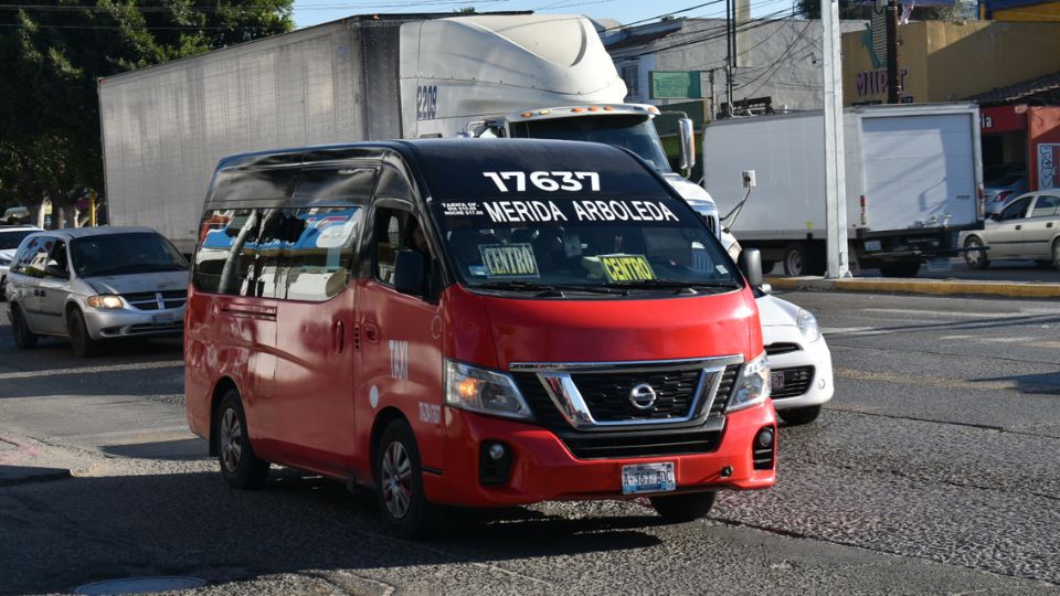 Taxis rojos circulan  forma irregular. I FOTO: BajaNews