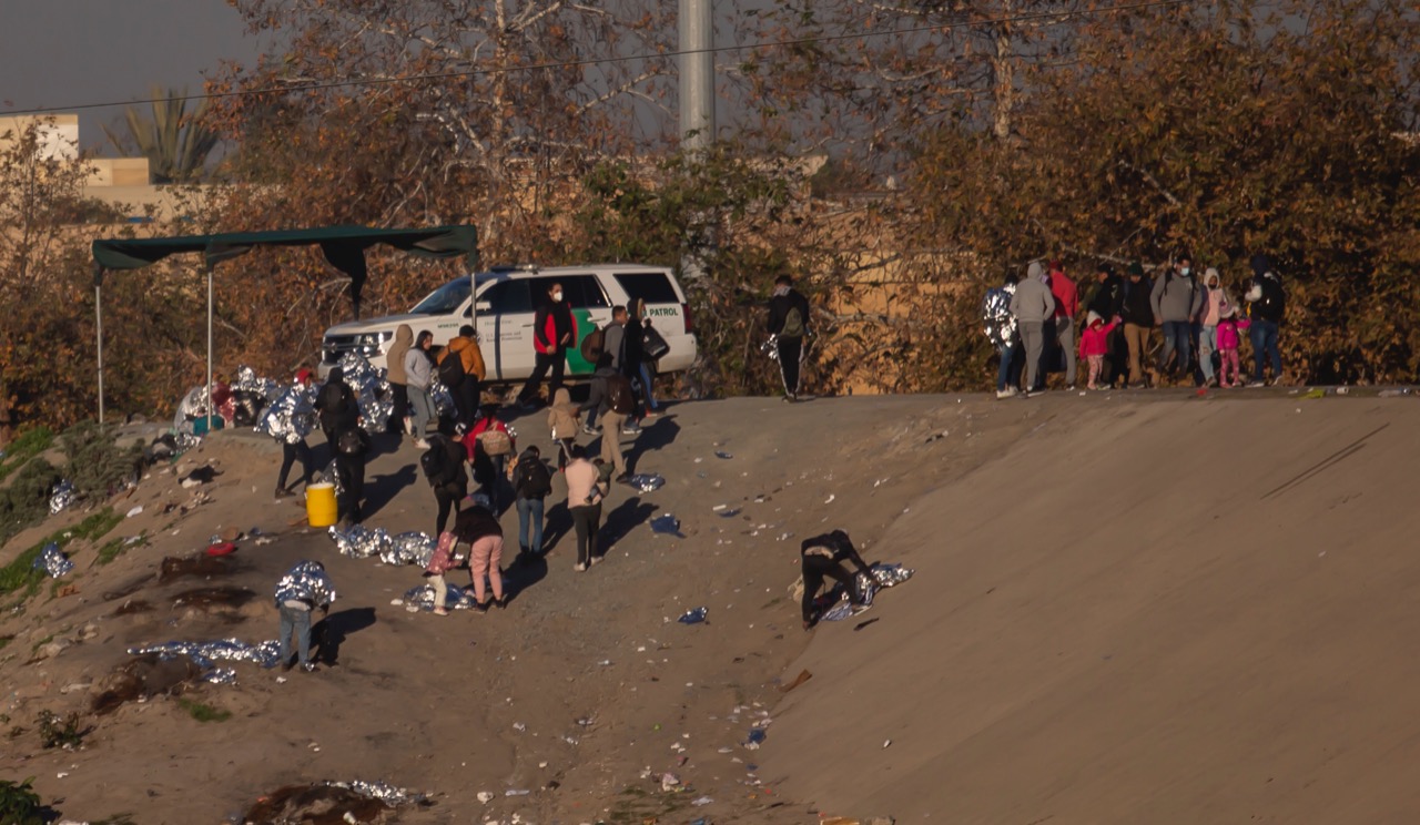 [VÍDEO] Grupo de migrantes cruzan la frontera