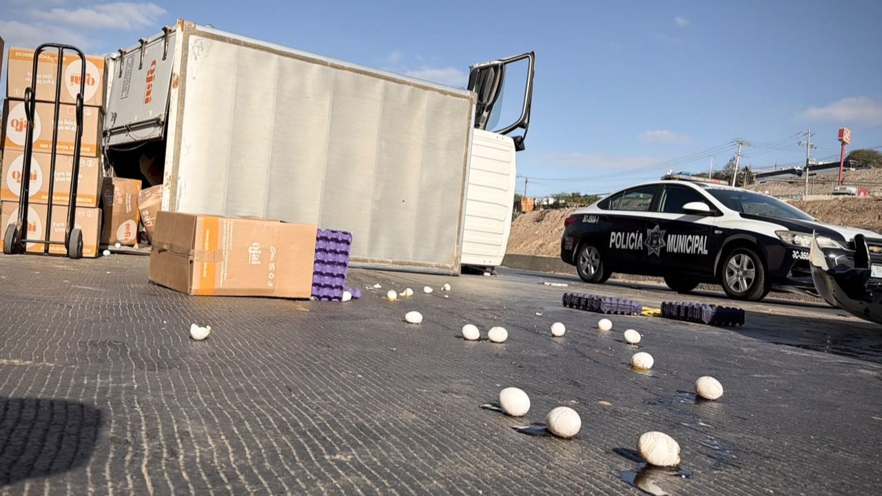TIJUANA: Vuelca camión cargado de huevos tras chocar en el bulevar 2000