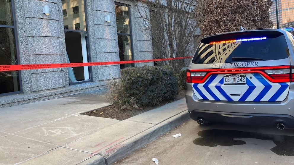 Policía de Colorado bloqueando la ventana que el allanador rompió para entrar IFOTO: Web