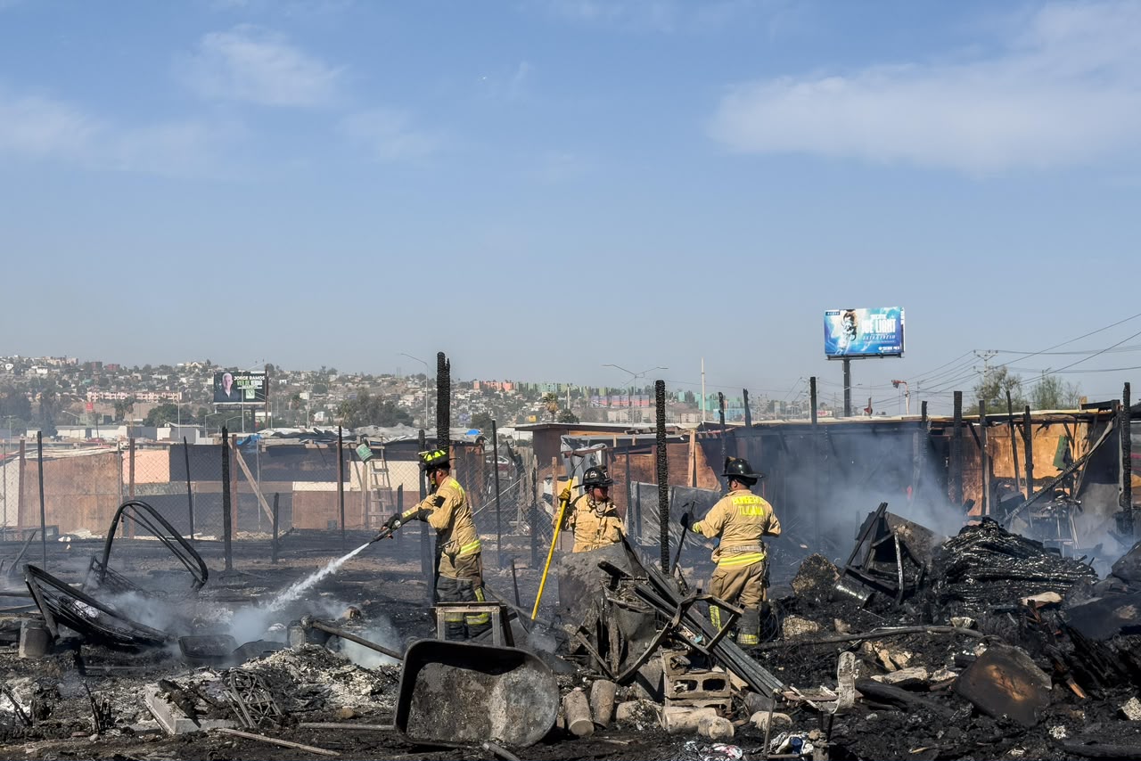 Incendio arrasa con seis viviendas de madera en la Vía Rápida Poniente de Tijuana