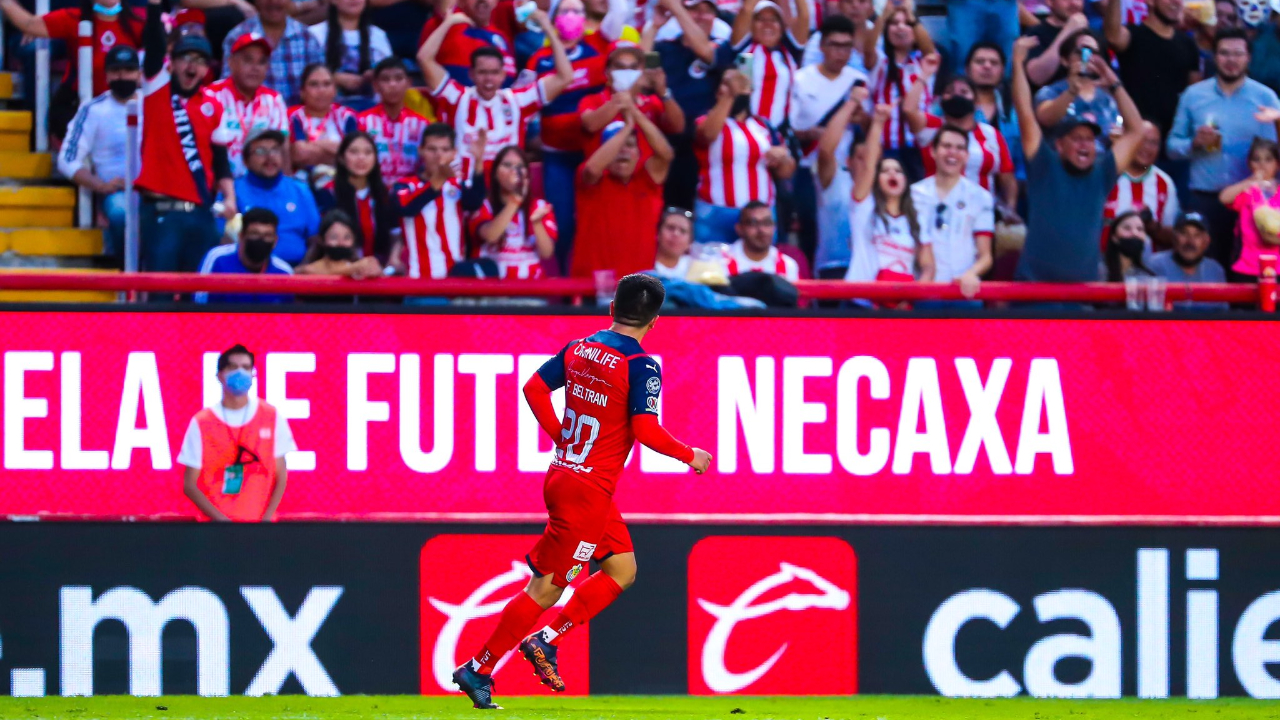 Fernando Beltrán festeja su gol con la afición del Rebaño en Aguascalientes. (Foto: Twitter @Chivas).