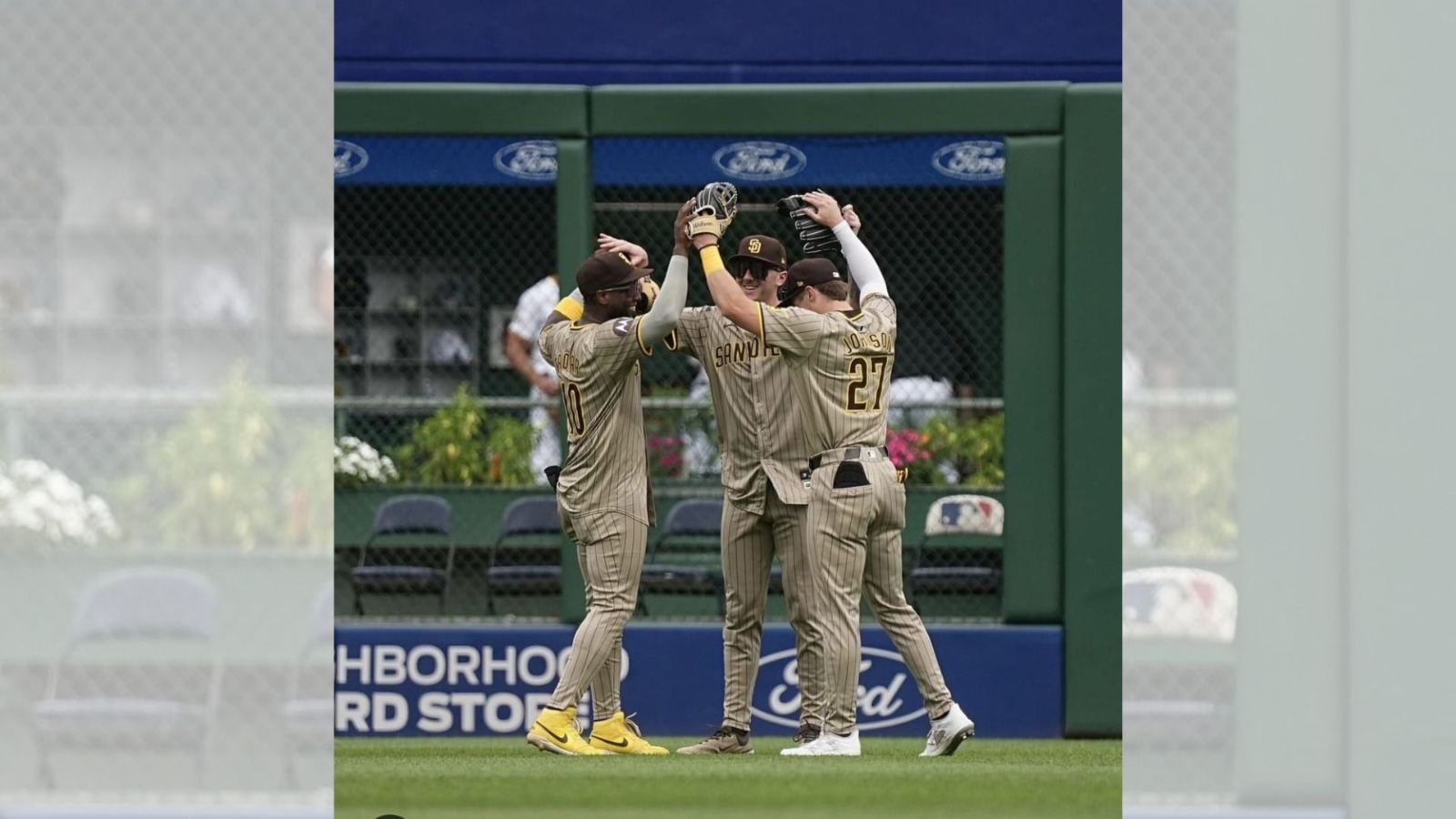 Padres a tan sólo 2.5 juegos de Dodgers, tras barrer a Piratas