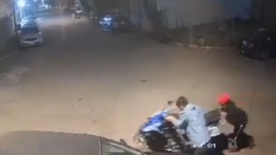 [VIDEO] Le roban su moto de su casa en Playas