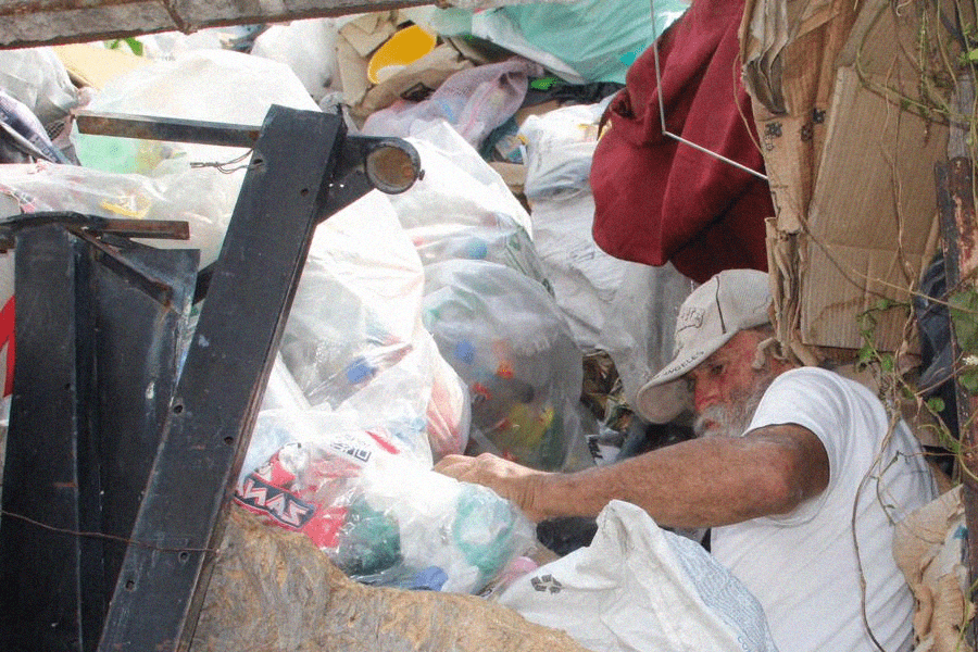 Rescatan a ex académico del IPN y UNAM que vivía entre toneladas de basura