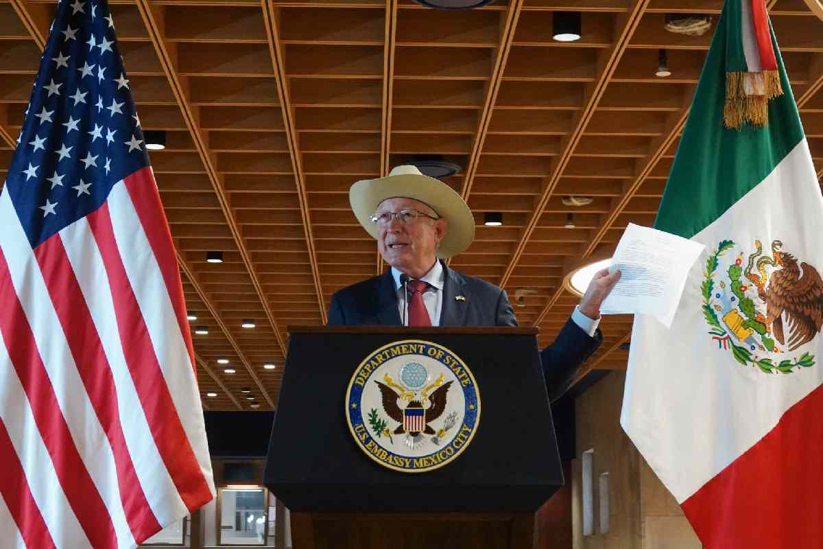 Crítica Ken Salazar estrategia de AMLO “abrazos, no balazos”