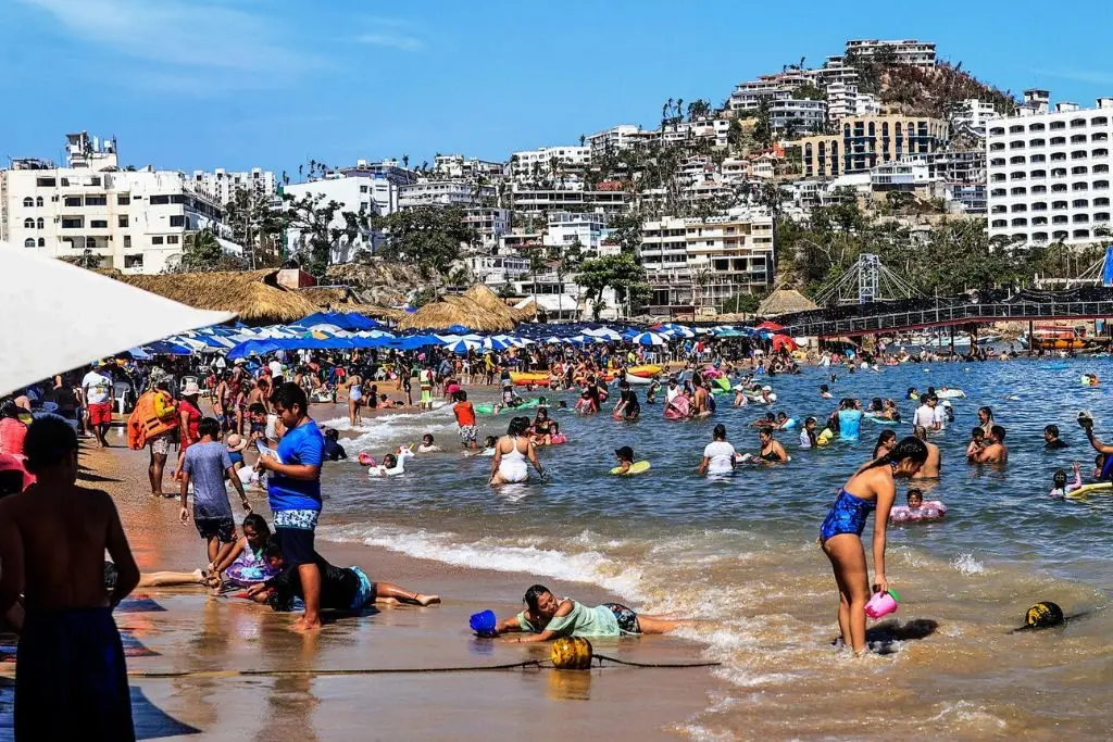 Renace el turismo en Acapulco a pesar de las secuelas de Otis