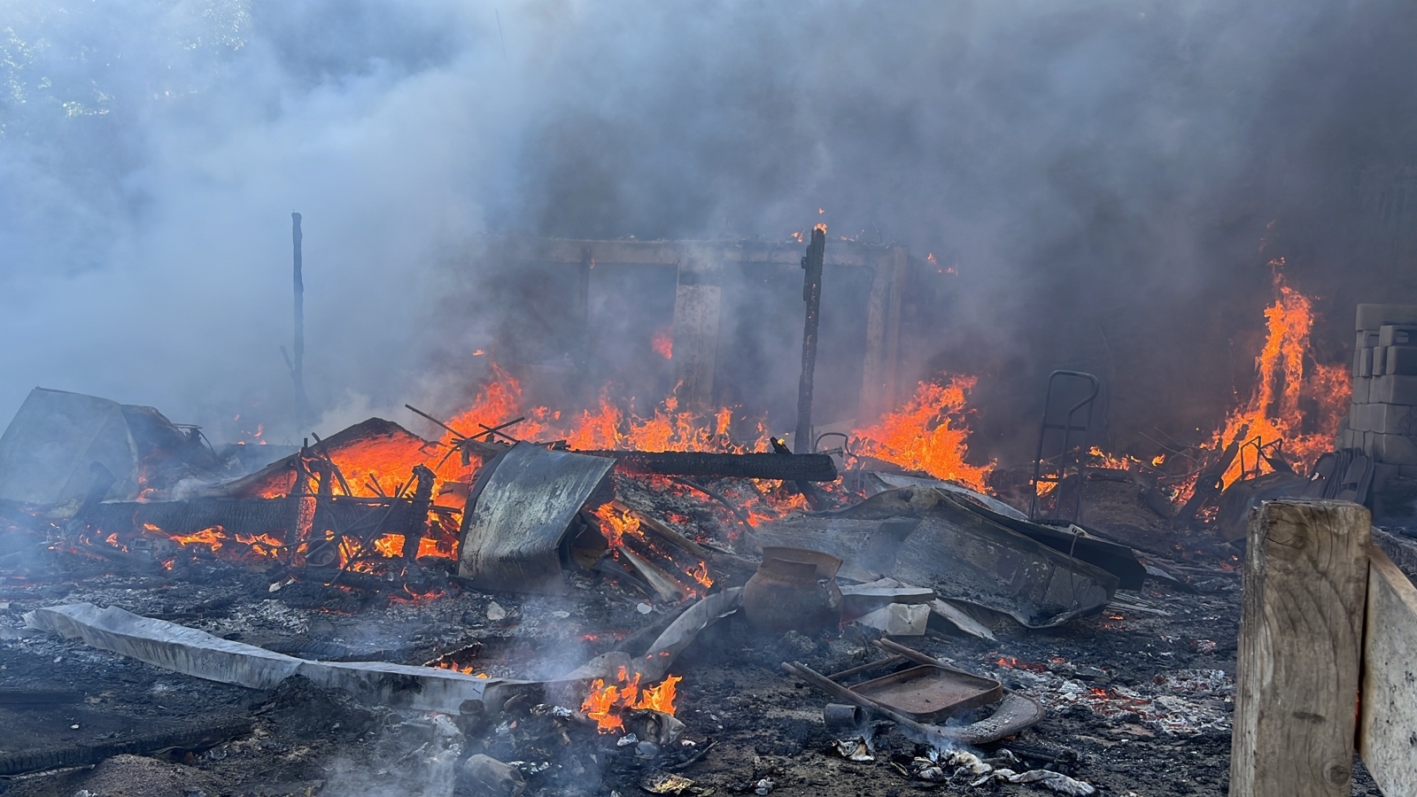 Una persona falleció dentro de una vivienda que se incendió en Los Laureles, en Tijuana. IFOTO: CORTESÍA