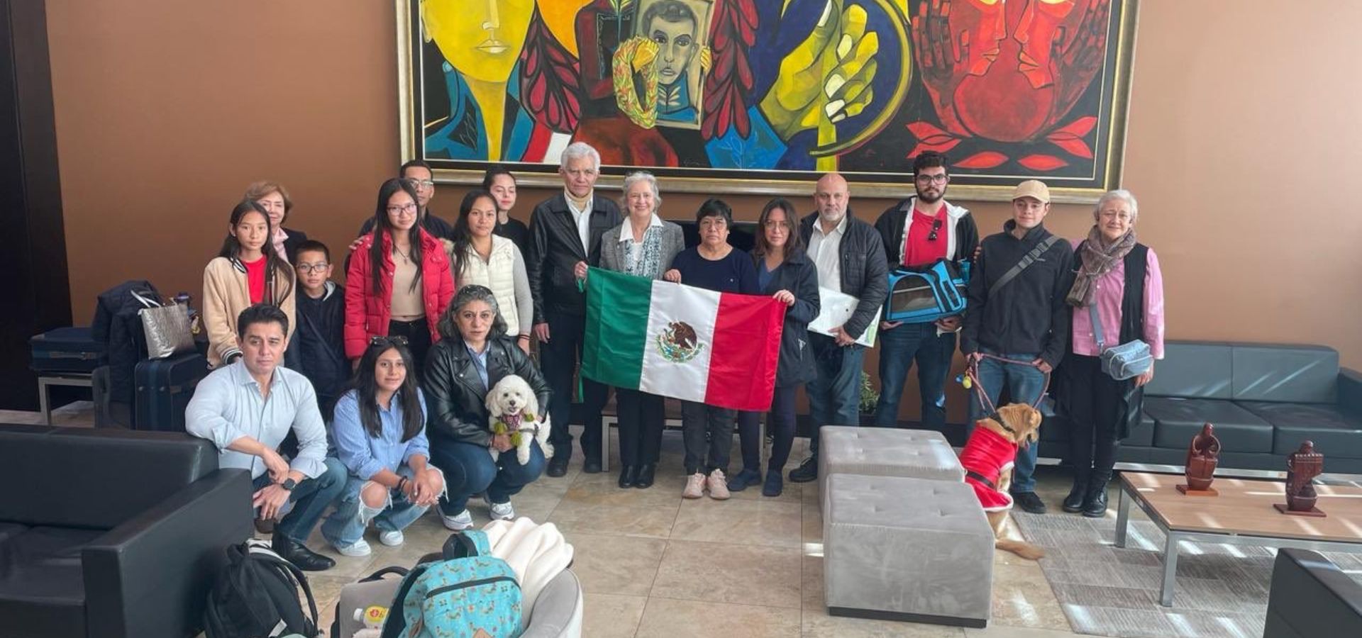 Regresa a México personal diplomático de Ecuador