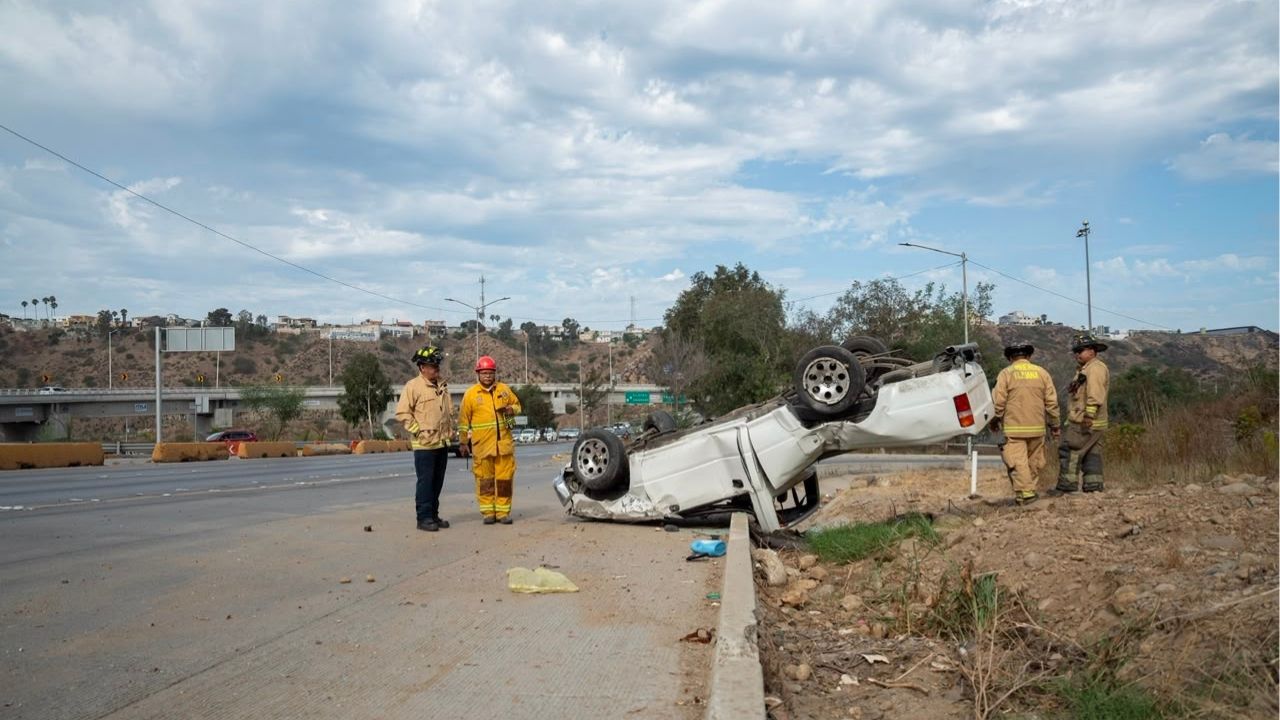 Vuelca pickup en la Prolongación de la Calle Segunda; un hombre resulta lesionado