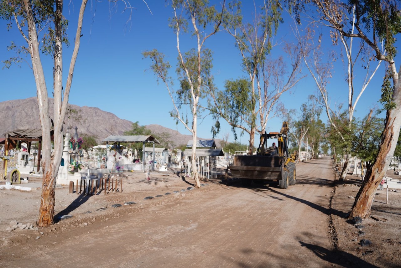 Mexicali prepara sus panteones para recibir a las familias en Día de Muertos