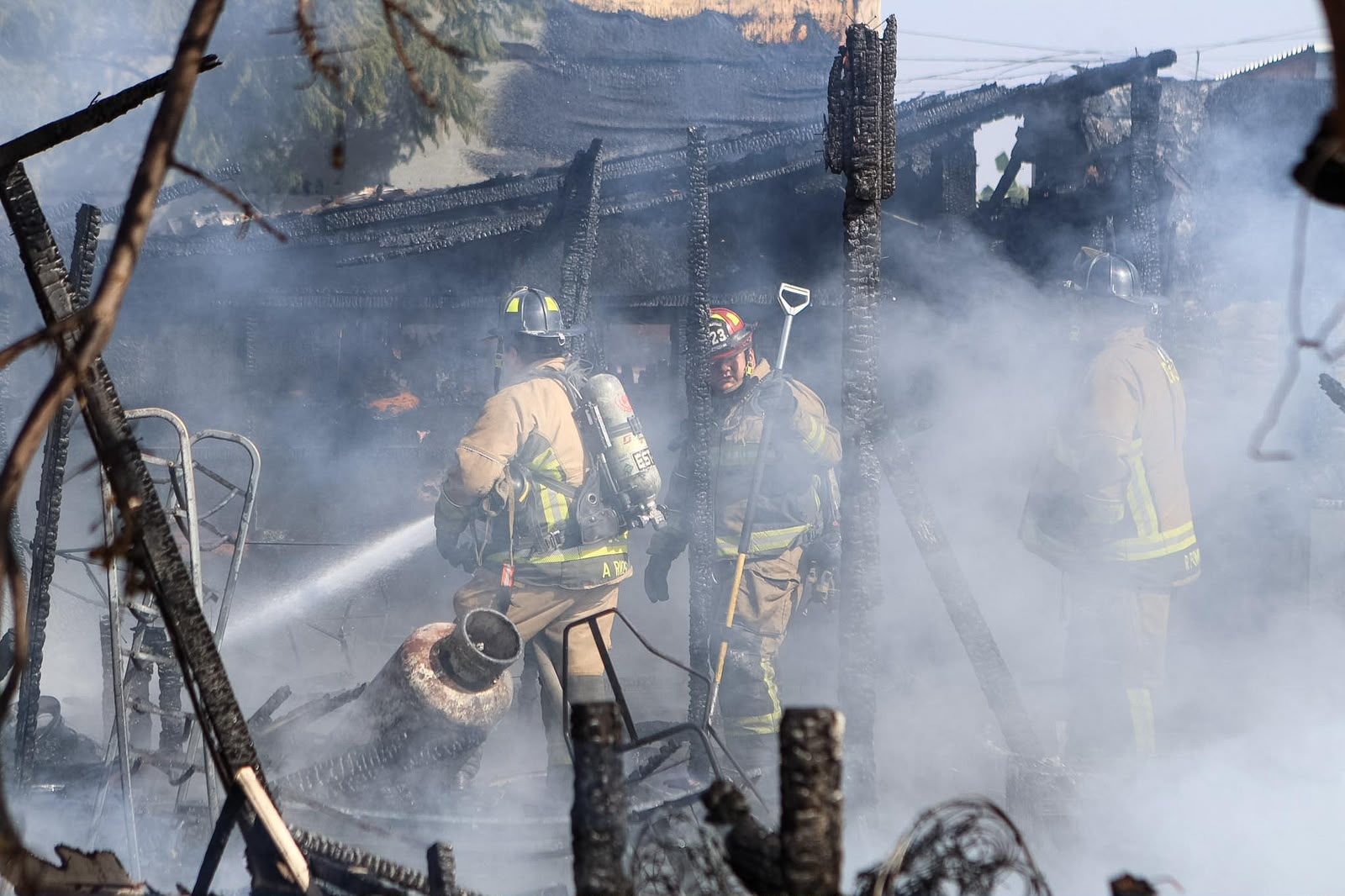 TIJUANA: Incendio en bodega de florería deja daños en viviendas y una camioneta en Valle Redondo