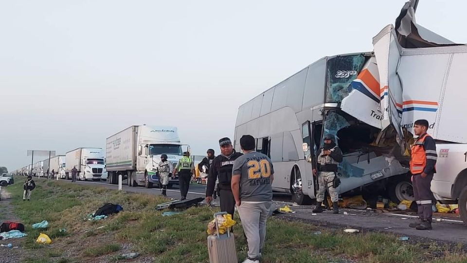 Se impacta autobús que transportaba a 54 migrantes en Matehuala