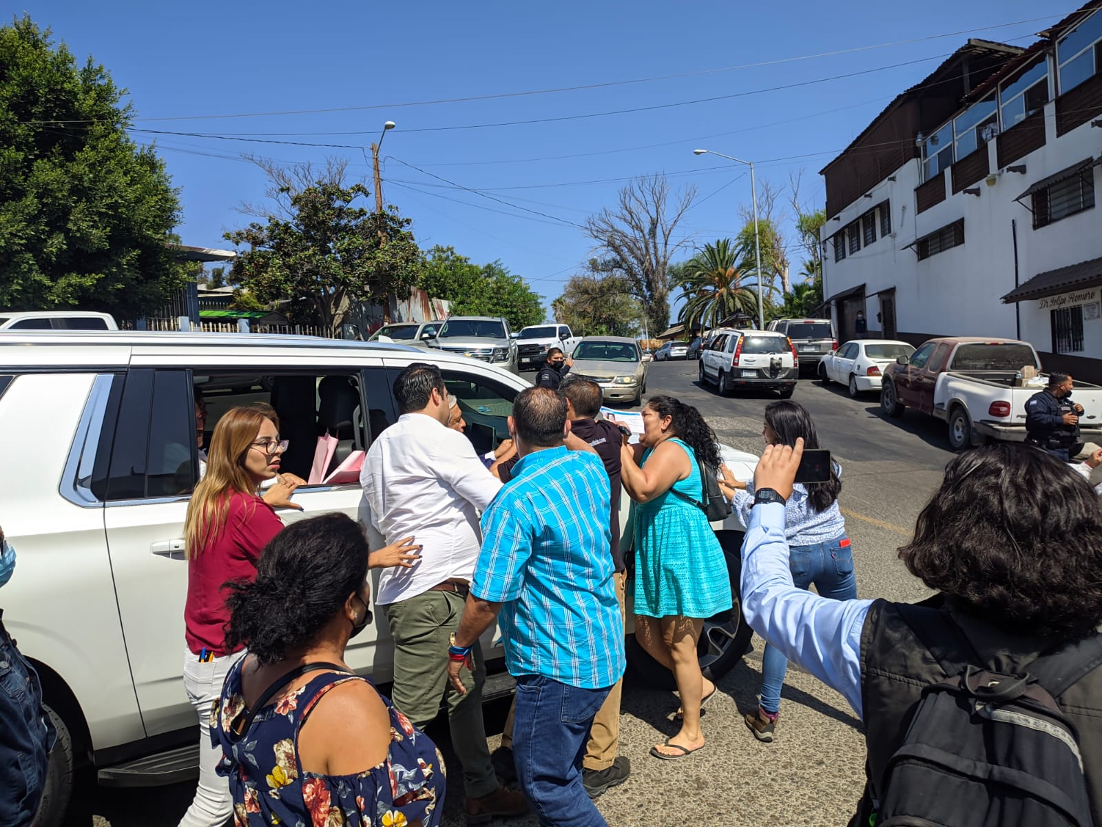 [VIDEO] Manifestante burla valla de seguridad de AMLO