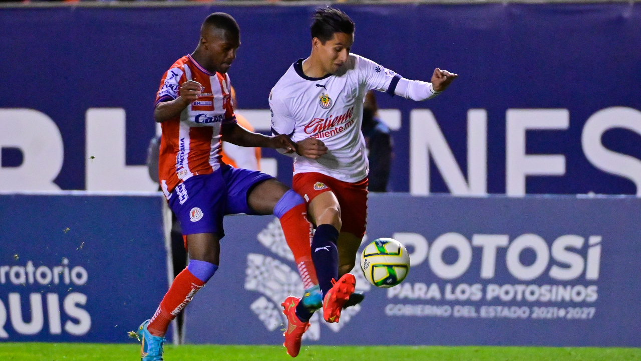 Chivas no aprovechó jugar con uno más y empató ante San Luis