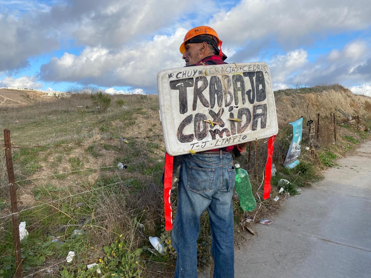 Limpia las calles por amor a su ciudad; conoce a Don Chuy