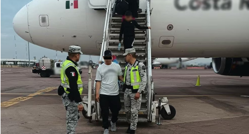 El pasajero trató de tomar el avión para llamar la atención de las autoridades sobre una presunta amenaza de suecuestro contra su familia. Foto: SEMAR