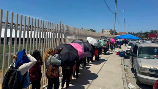 Cientos de mujeres hacen fila bajo el calor para registrarse a la Tarjeta Violeta