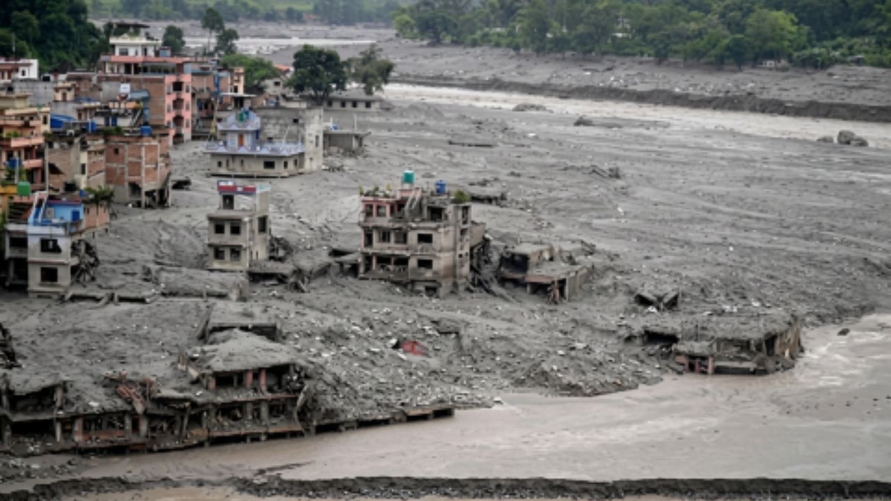 Sube a 955 la cifra de muertos por riada en Nepal