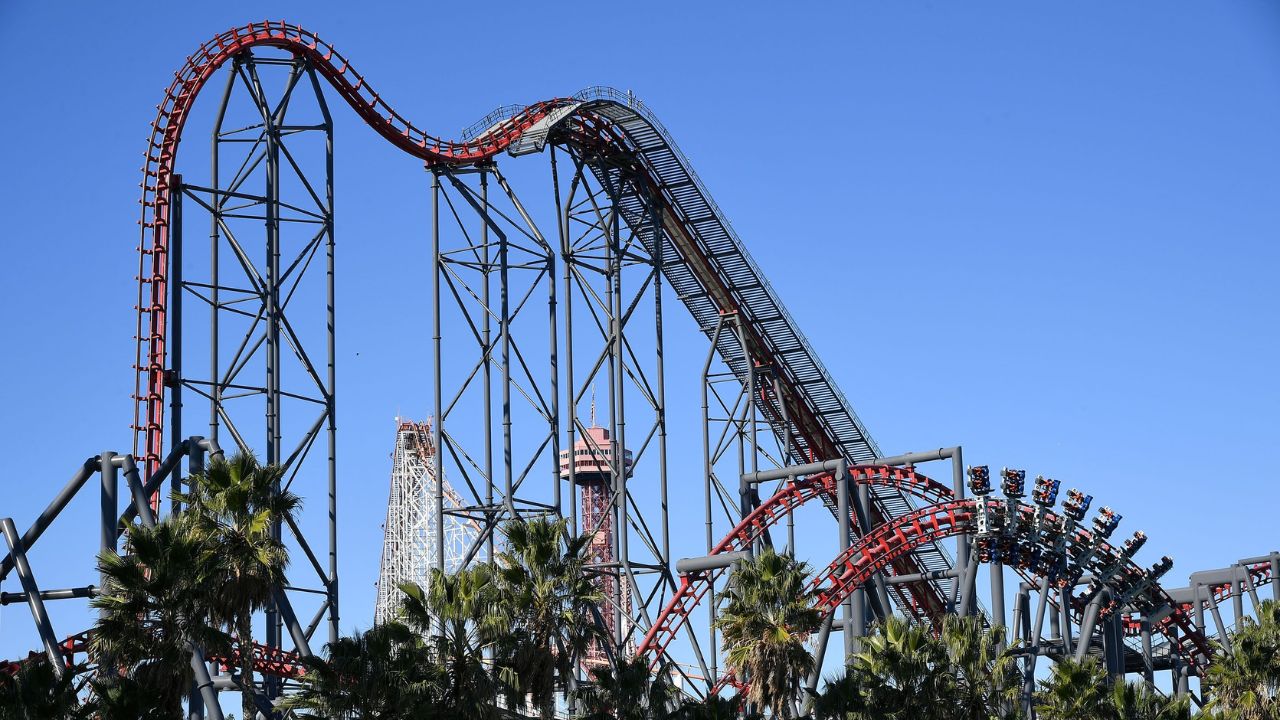 Más de 100 personas denuncian lesiones cerebrales tras subir a montaña rusa de Six Flags