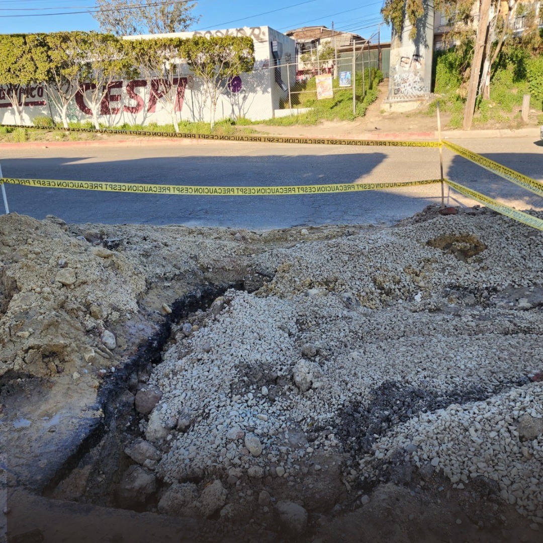 ¡PRECAUCIÓN! Socavones en la calle Pacífico cerca de Farmacia Roma y empresa KAMIMEX IFOTO: Leslie Gutierrez