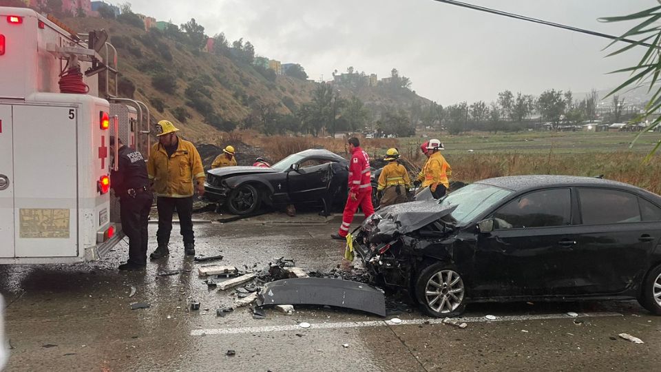 [VIDEO] Conductor queda prensado tras colisionar