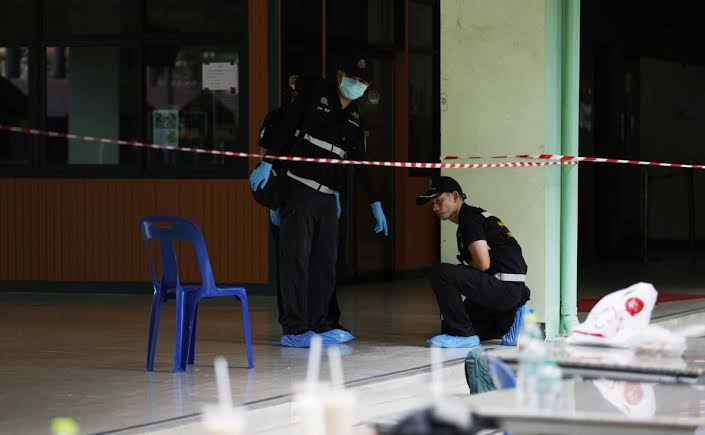 Adolescente mata a sus abuelos y desata tiroteo mortal en escuela de Tailandia