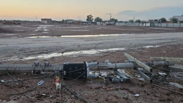 MEXICALI: Tormenta derriba postes y provoca cortes de luz