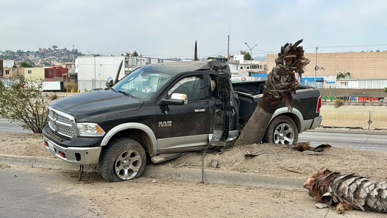 TIJUANA: Pierde el control y termina sobre camellón en la Vía Rápida Poniente