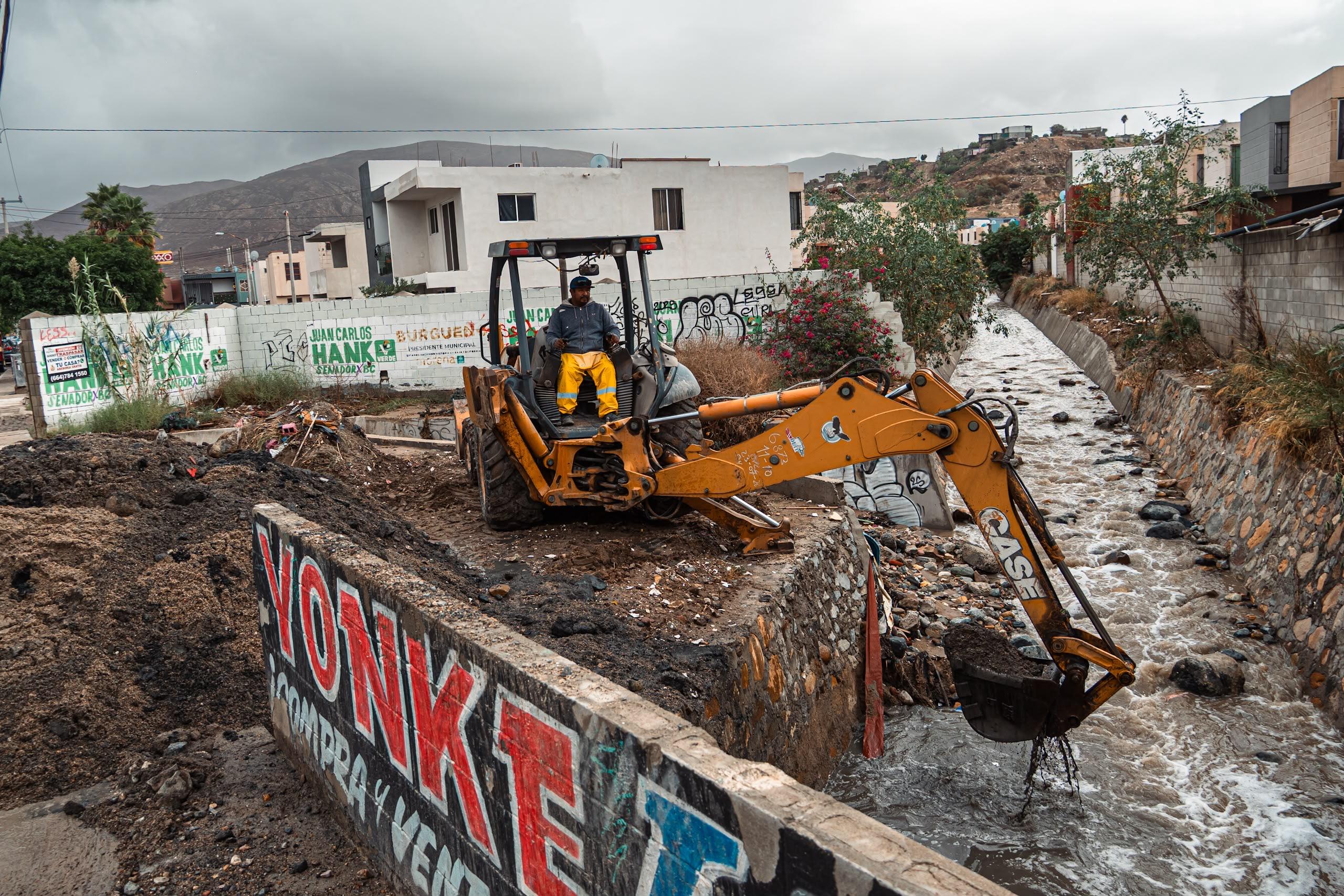 Retiran basura y azolve de canal pluvial en Ribera del Bosque tras las lluvias