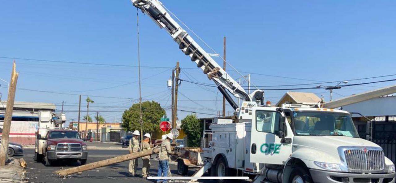 Automóvil se Impacta con poste y deja sin energía a la Colonia Infonavit Cucapah: Mexicali