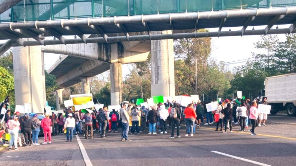 Bloquean manifestantes la carretera México-Cuernavaca