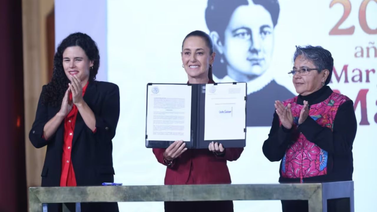 Sheinbaum firma decreto para ampliar la transparencia del Gobierno