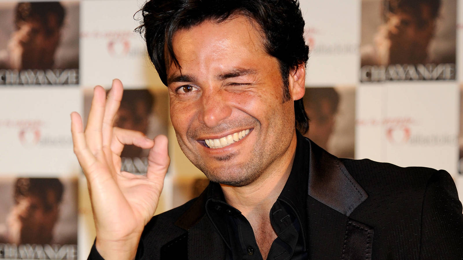 Chayanne lanza coqueta encuesta a sus fans