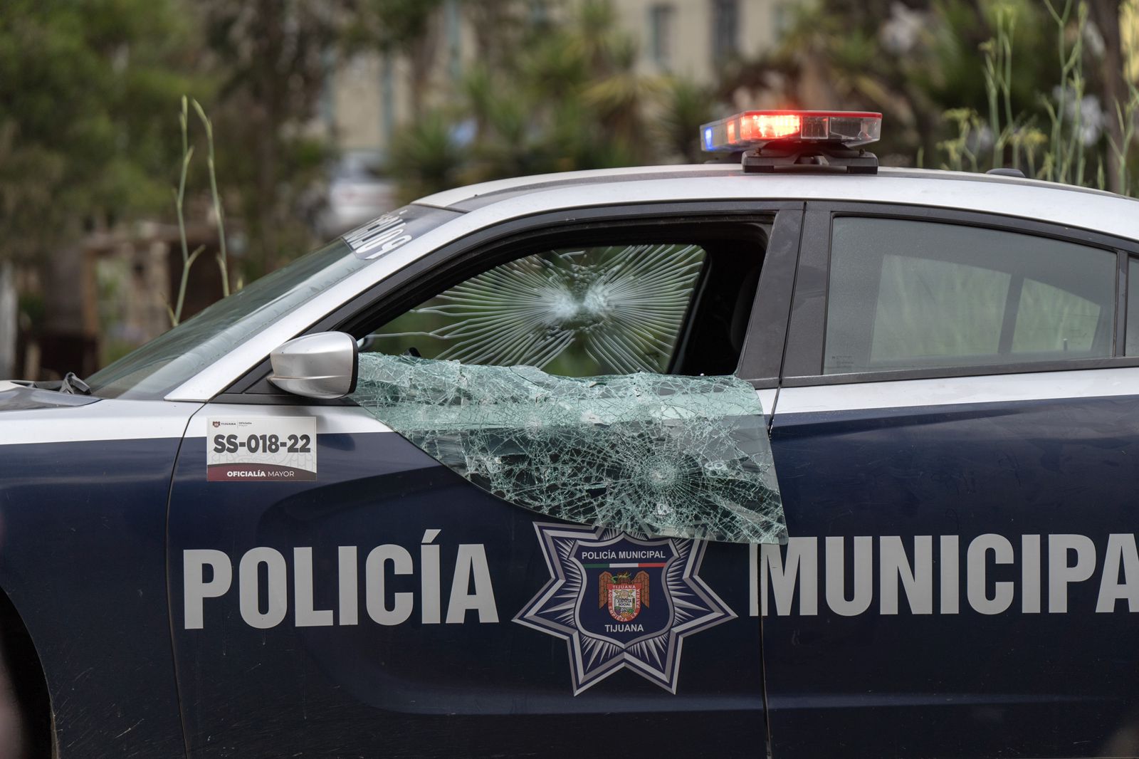 [VIDEO] Mujer roba una patrulla, con todo y detenido