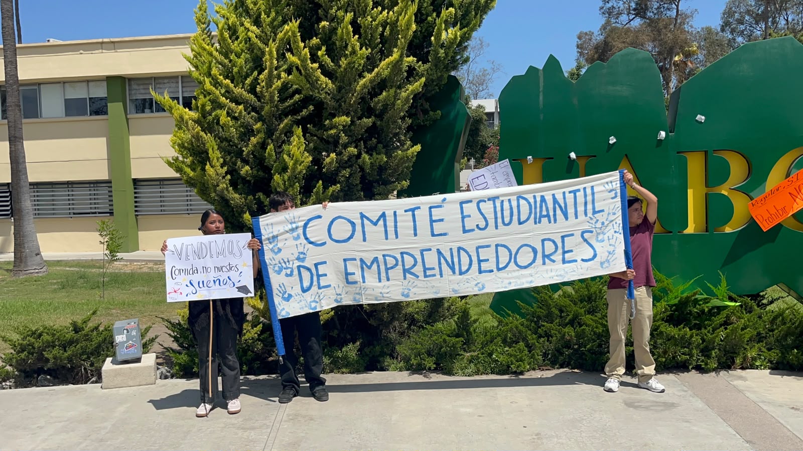 "Lo hacemos por necesidad": Alumnos de UABC piden libertad para vender dentro del campus