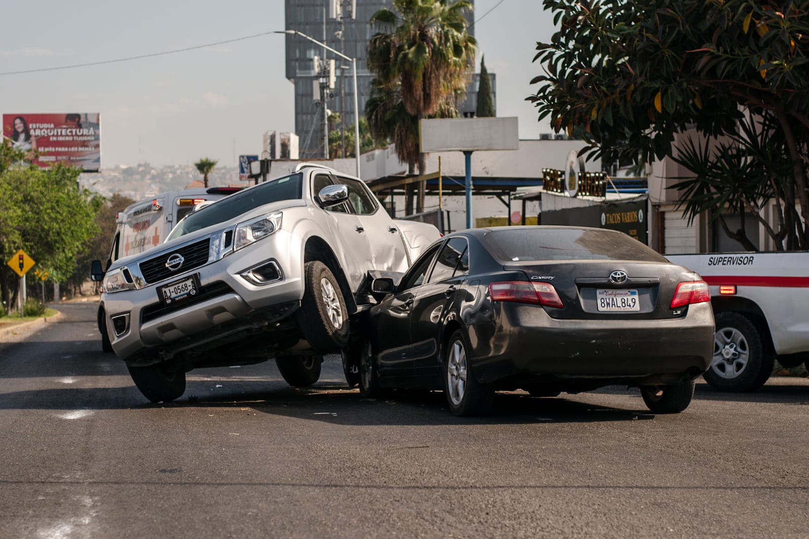 Choca conductor tras pasarse un alto: Tijuana