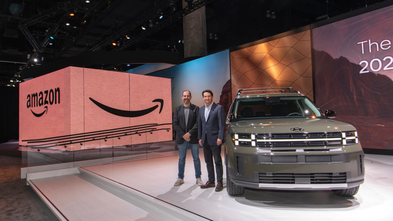 Marty Mallick y José Muñoz durante el Auto Show de Los Ángeles IFOTO: Tomada del sitio oficial de Amazon