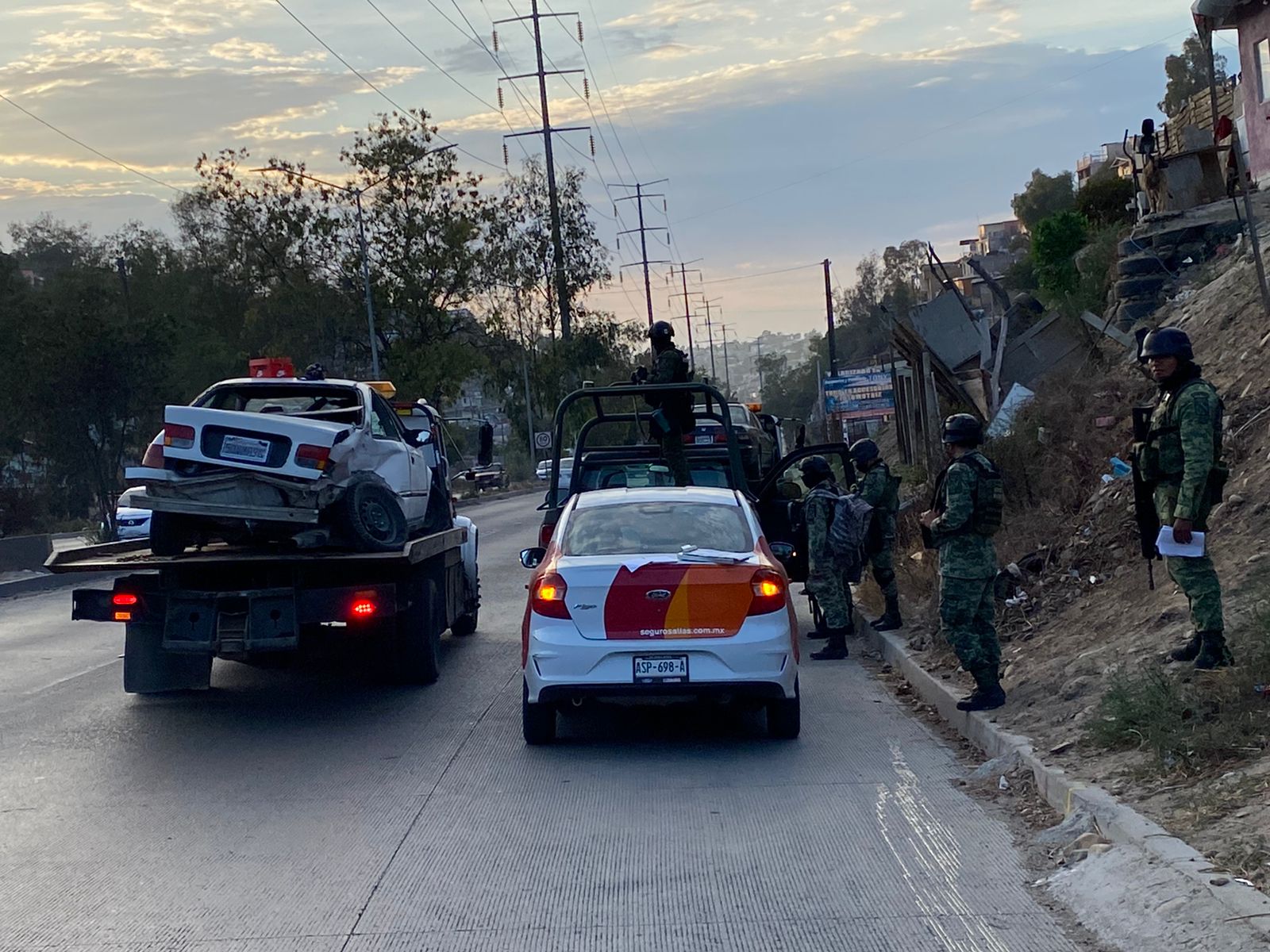 Cruce de camellón por automóvil provoca accidente en Libramiento Rosas Magallón