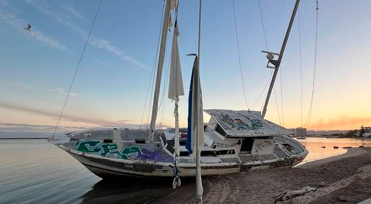 La Paz: Barcos atrapados en la arena tras el paso de Norma