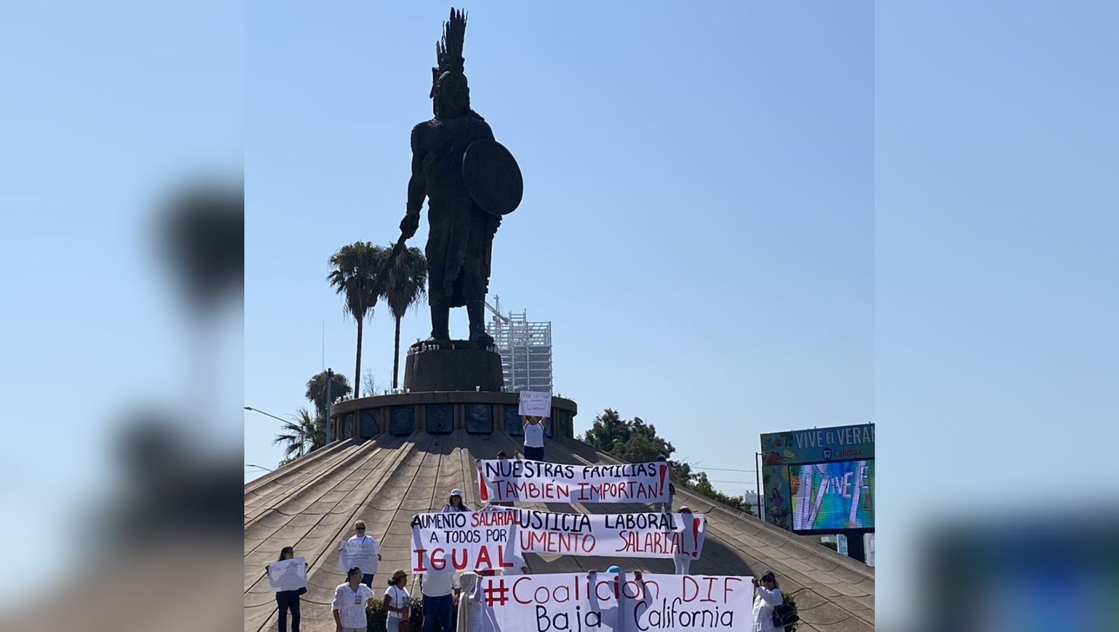 Empleados del DIF llevan pancartas de manera pacífica a la glorieta Cuauhtémoc