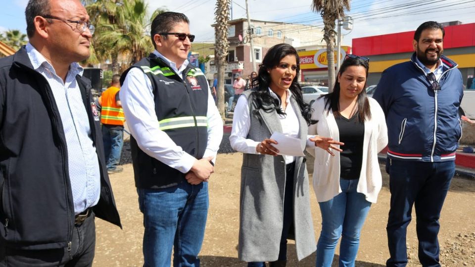 La alcaldesa supervisa el bache en la zona Este. I FOTO: Cortesía