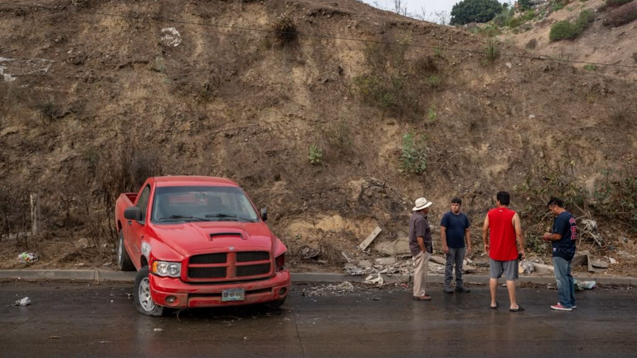TIJUANA: Derrape provoca volcadura en Libramiento Rosas Magallón