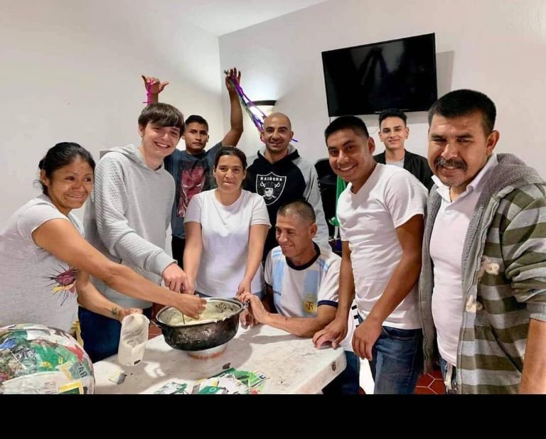 Filtran supuestas fotos de Peso Pluma en un anexo