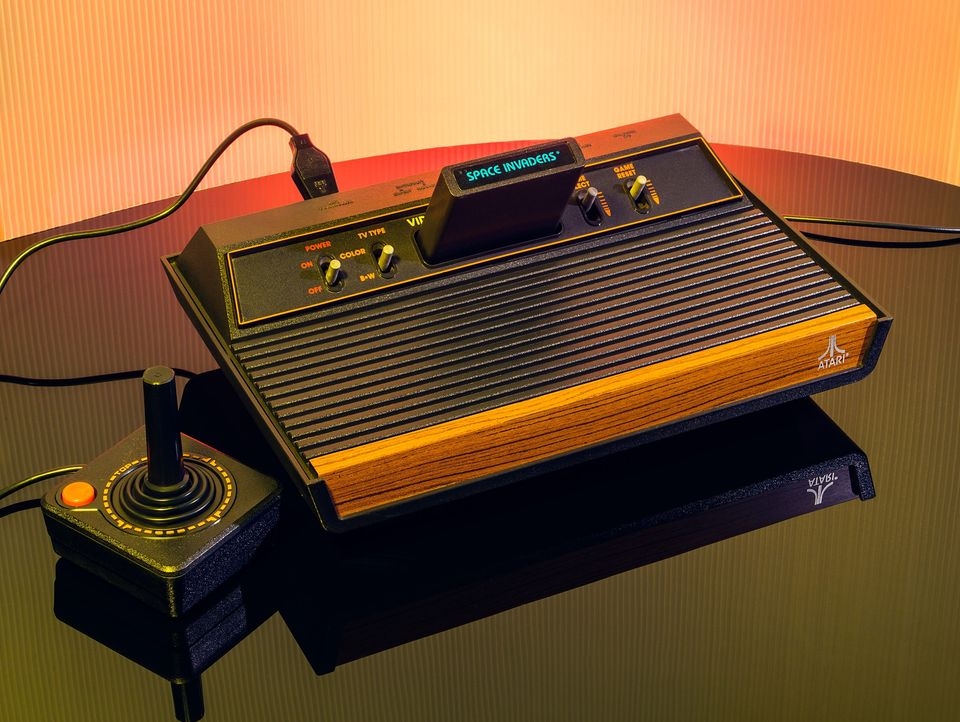 Ralph Baer desarrolló la consola Odyssey y fue Philips quien la comercializó y aunque su tiempo fue relativamente corto en relación con las demás consolas posteriores fue de trascendencia y marcó un parteaguas en el mundo de la tecnología.