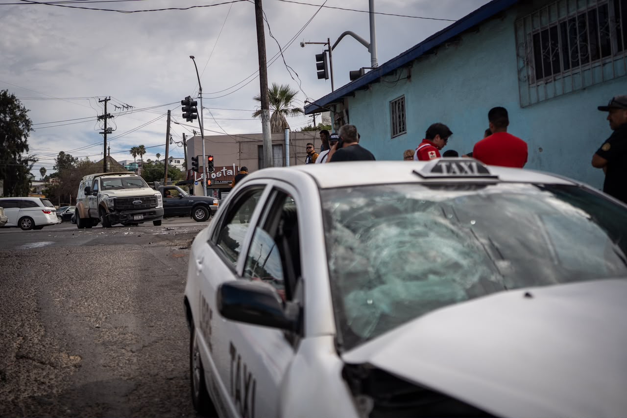 TIJUANA: Taxi libre choca contra camión de valores en la prolongación de la calle Segunda