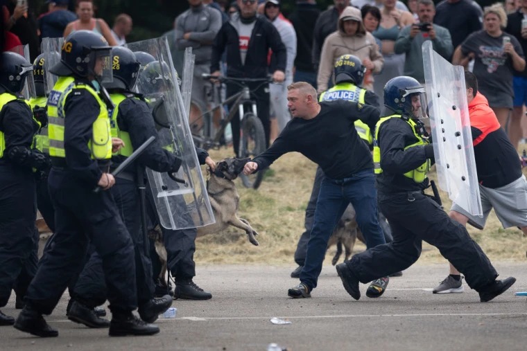 Violencia de extrema derecha contra refugios en el Reino Unido